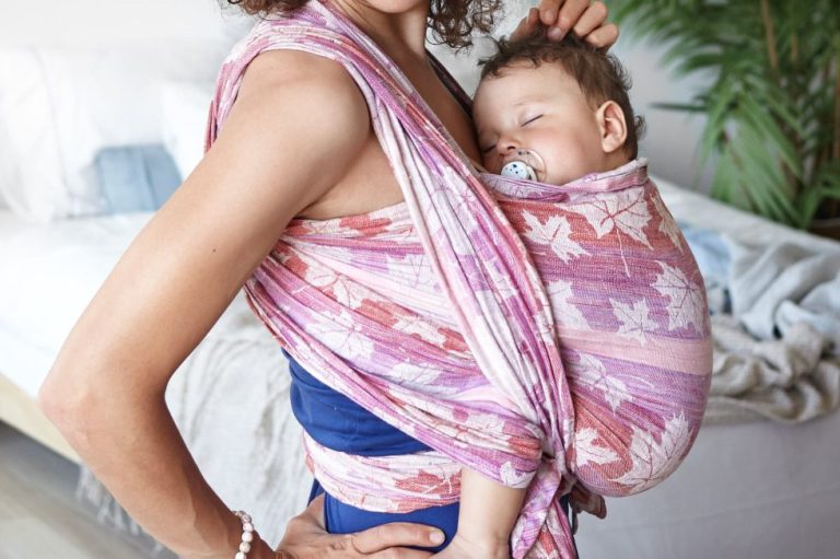 Atelier de portage à Cholet Atelier de portage bébé à Cholet : découvrez les bases du portage physiologique et les règles de sécurité