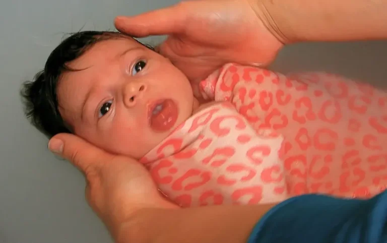 Bain enveloppé bébé à Cholet Offrez à votre bébé une arrivée tout en douceur et en sérénité avec le bain enveloppé bébé à Cholet.