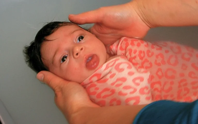 Bain enveloppé bébé à Cholet Offrez à votre bébé une arrivée tout en douceur et en sérénité avec le bain enveloppé bébé à Cholet.