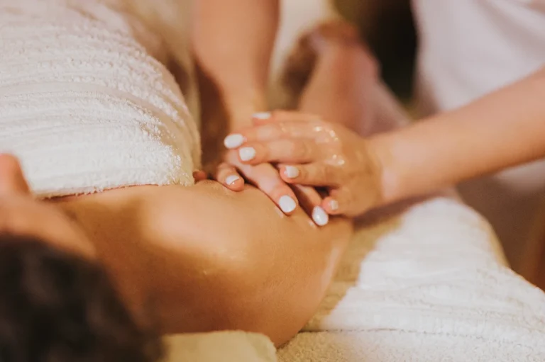 Massage postnatal à Cholet Un massage postnatal à Cholet après l'accouchement pour mieux vous sentir dans votre corps et récupérer après l'effort.